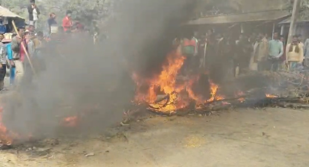 হিয়ারিংয়ের নামে বারবার হেনস্তার প্রতিবাদে রাস্তায় আগুন জ্বালিয়ে বিক্ষোভ