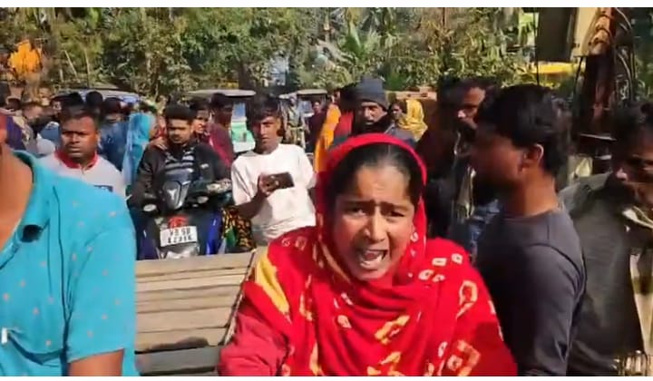 এস আই আর এর প্রতিবাদে ডায়মন্ড হারবার রোড কালিনগর এ অবরোধ করে বিক্ষোভ গ্রামবাসীদের