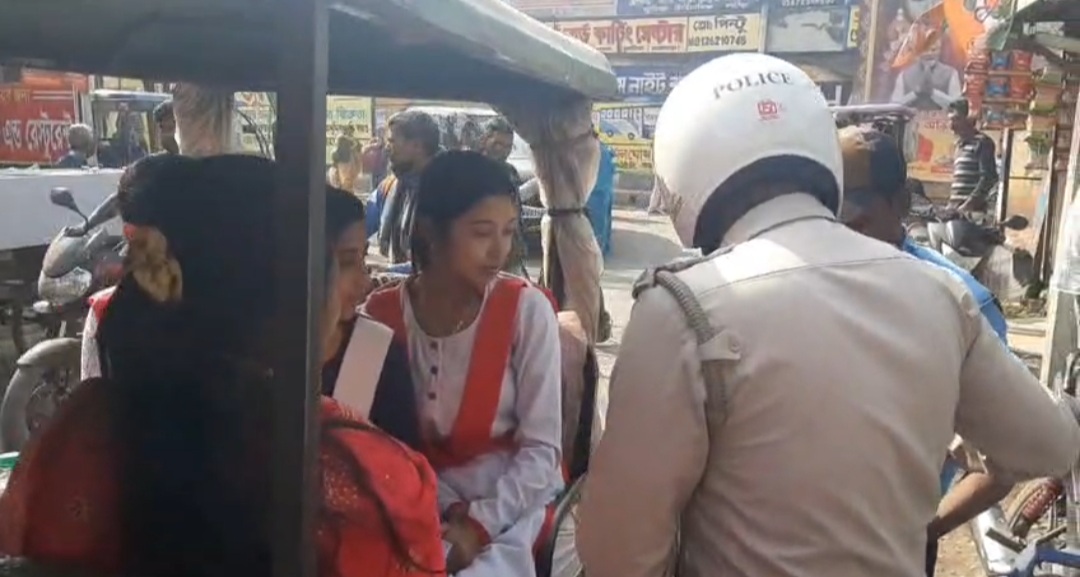 মাধ্যমিক পরীক্ষার্থীদের পাশে শান্তিপুরের ট্রাফিক পুলিশ