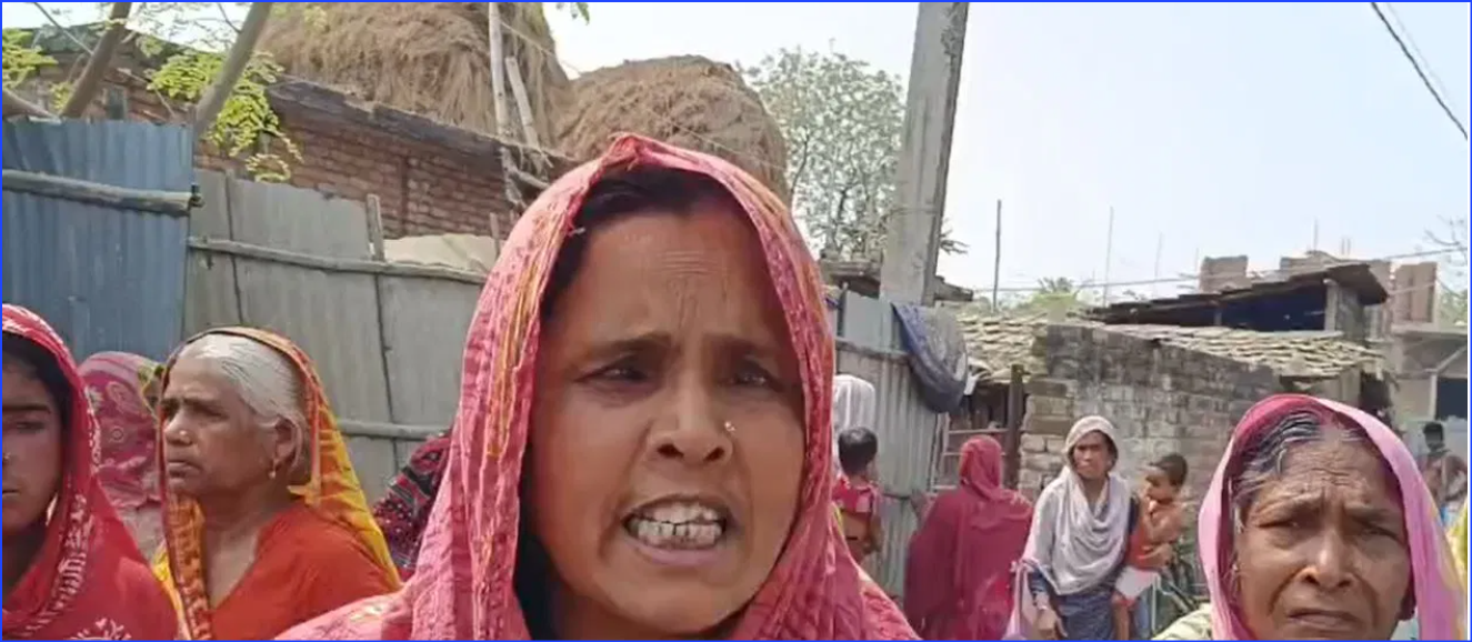 মালদহে পানীয় জলের তীব্র সংকট: পাম্প অপারেটরের বিরুদ্ধে গাফিলতির অভিযোগে বিক্ষোভে মহিলারা