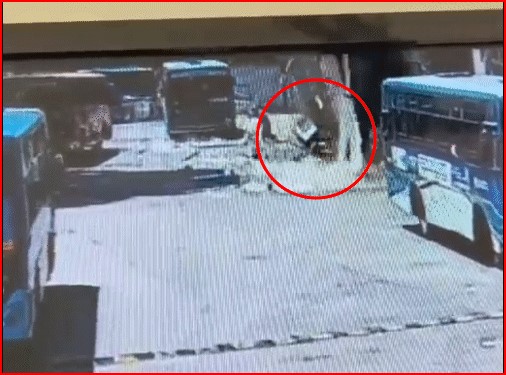 বাসস্ট্যান্ডে মাথার ওপর ভেঙে পড়ল ছাদ, নিমেষেই সব শেষ! হাড়হিম করা ভিডিও ভাইরাল