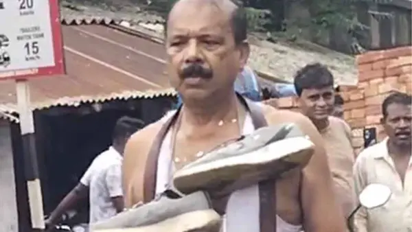 গলায় জুতোর মালা, কান ধরে ওঠবস! তারকেশ্বরে চরম অপদস্থ প্রাক্তন পুরপ্রধান