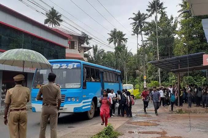 সরকারি বাসে ‘ফ্রি’ যাতায়াতের জের! যাত্রী হারিয়ে পথে বেসরকারি বাস মালিকরা