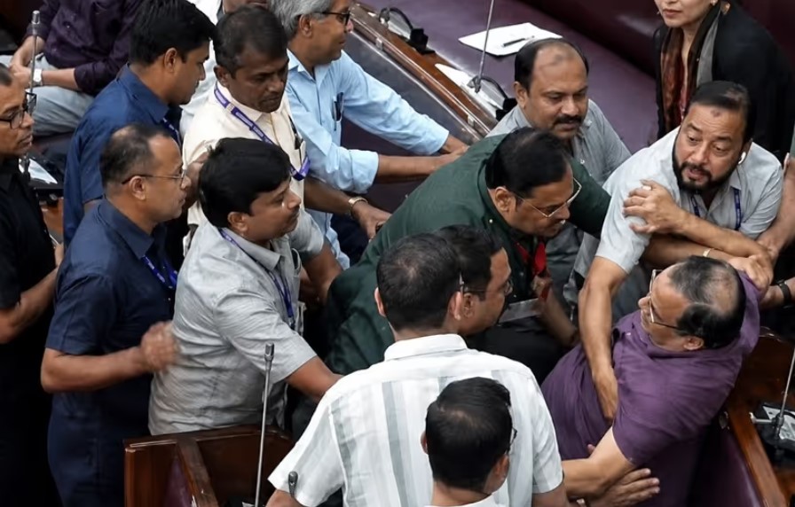বিধানসভায় চরম অশান্তি! মার্শালদের টেনেইহিঁচড়ে বের করে দেওয়া হল কুণাল ঘোষকে