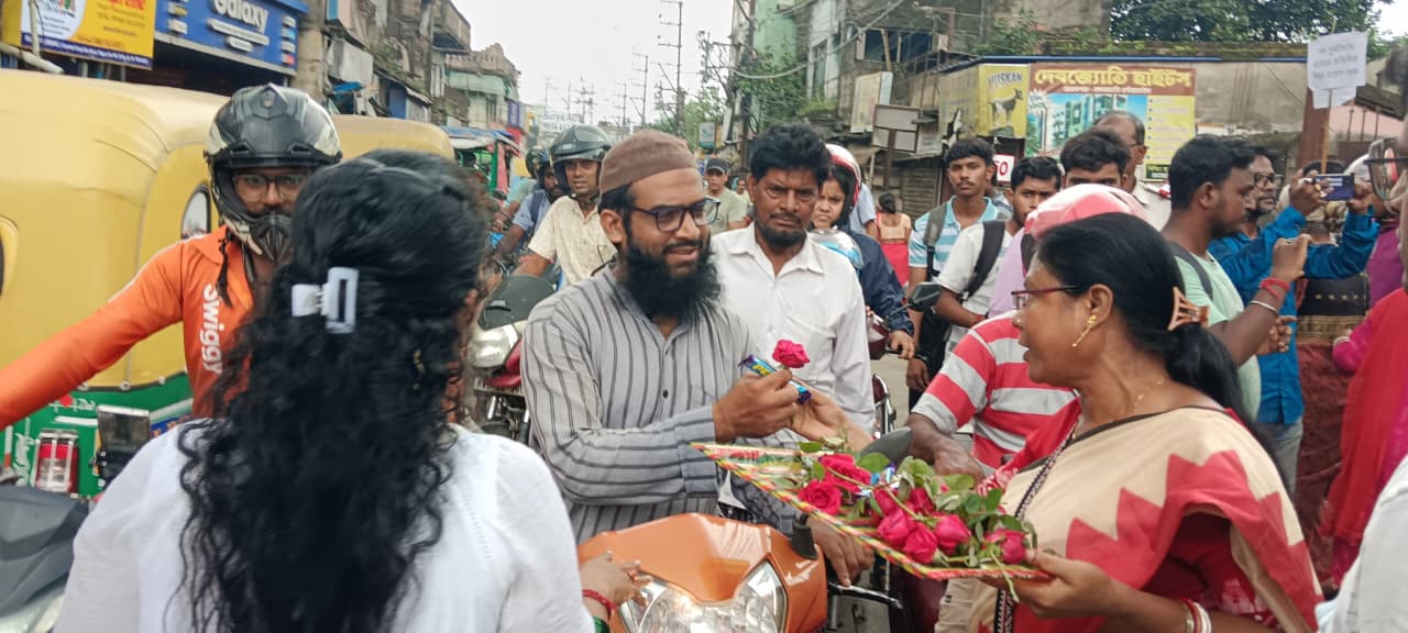 “টুপি নয়, হেলমেটই বাঁচাবে প্রাণ!”— সোনারপুরে ‘দাবাং’ স্টাইলে পুলিশের পথ নিরাপত্তা পাঠ