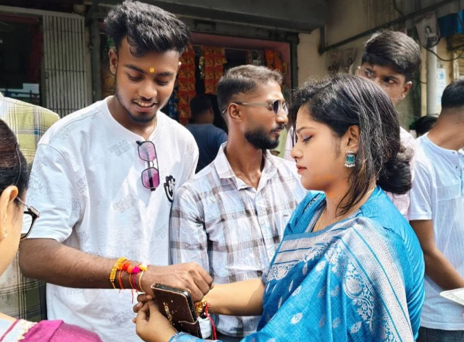 রাজ্যের তরুণ ফুটবলারদের হাতে রাখি বাঁধলেন সাউথ গড়িয়া সোস্যাল অর্গানাইজেশন।
