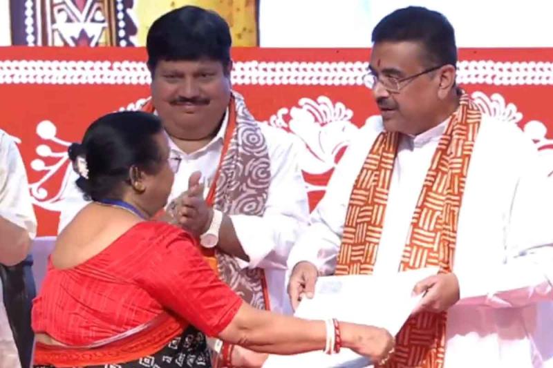 ‘নাগরিকত্ব কাড়তে নয়, দিতেই CAA!’ নিউটাউনের মঞ্চ থেকে ৩০০ মতুয়াকে সার্টিফিকেট তুলে দিলেন শুভেন্দু