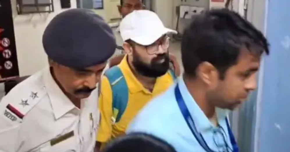 পাঁচ ঘণ্টার তীব্র জিজ্ঞাসাবাদে দিশেহারা অভীক, পুরোনো ফাইল খুলতেই বাড়ল আরজি করের ‘থ্রেট মাস্টারে’র বিপদ পাঁচ ঘণ্টার তীব্র জিজ্ঞাসাবাদে দিশেহারা অভীক, পুরোনো ফাইল খুলতেই বাড়ল আরজি করের ‘থ্রেট মাস্টারে’র বিপদ