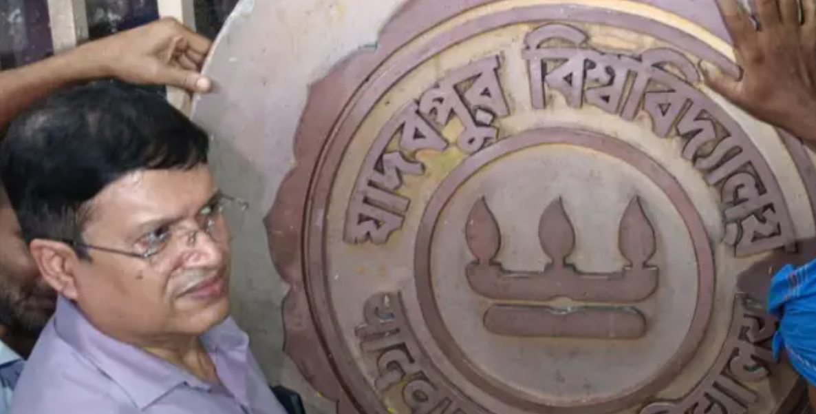 সংঘর্ষের ধাক্কা সামলে যাদবপুরের গেটে ফের মাথা তুলল নন্দলালের সৃষ্টি! সংঘর্ষের ধাক্কা সামলে যাদবপুরের গেটে ফের মাথা তুলল নন্দলালের সৃষ্টি!