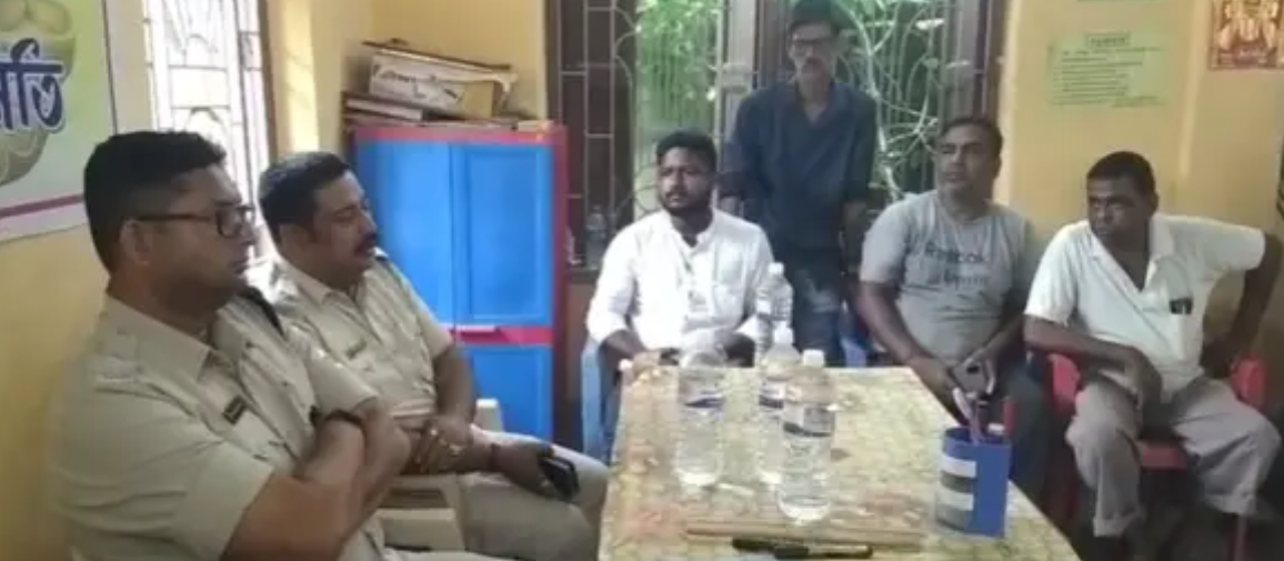 চম্পাহাটিতে বাজি বিস্ফোরণের পর পুলিশের মহা অভিযান, জালে তিন কারবারি চম্পাহাটিতে বাজি বিস্ফোরণের পর পুলিশের মহা অভিযান, জালে তিন কারবারি