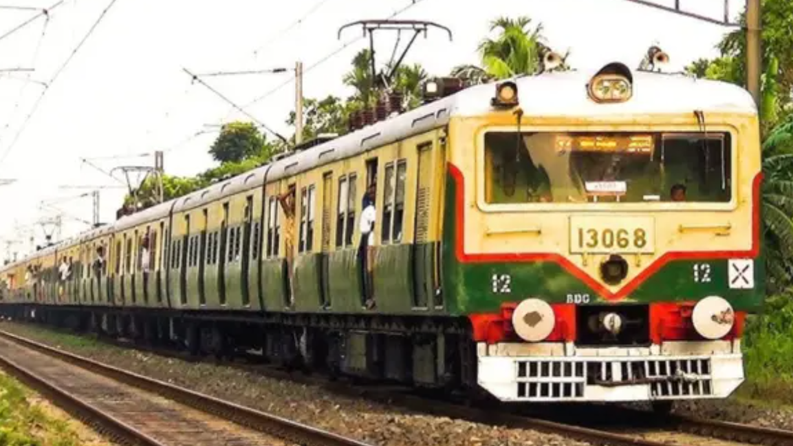 লক্ষ লক্ষ মানুষের রেকর্ড ভিড় সামলাতে শিয়ালদহ স্টেশনে বড় চমক, মুহূর্তেই মিলবে ট্রেন টিকিট!