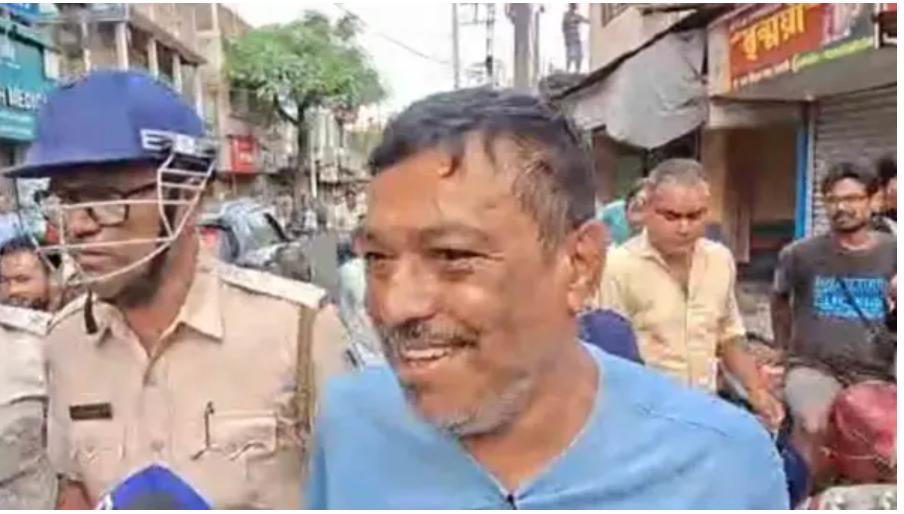 ভয়াবহ জনরোষ নৈহাটিতে! প্রাক্তণ বিধায়ককে এলাকায় আনতেই উঠল ‘চোর’ স্লোগান ভয়াবহ জনরোষ নৈহাটিতে! প্রাক্তণ বিধায়ককে এলাকায় আনতেই উঠল ‘চোর’ স্লোগান