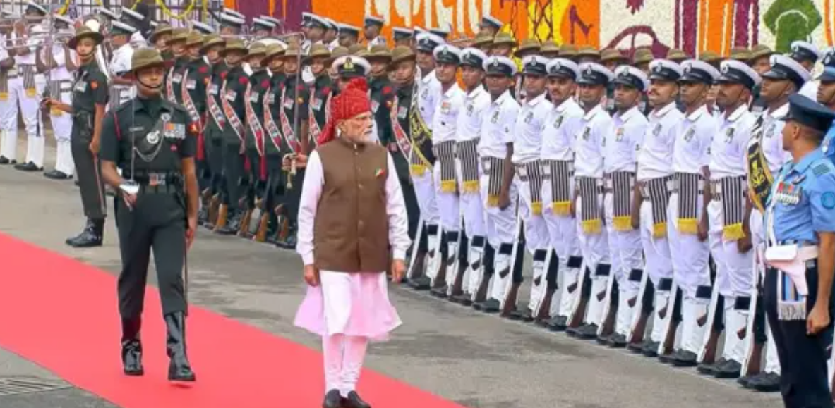 লালকেল্লা থেকে মোদীর মেগা বার্তা, ২০৪৭-এর মধ্যেই কি বদলে যাবে দেশের ভাগ্য? লালকেল্লা থেকে মোদীর মেগা বার্তা, ২০৪৭-এর মধ্যেই কি বদলে যাবে দেশের ভাগ্য?