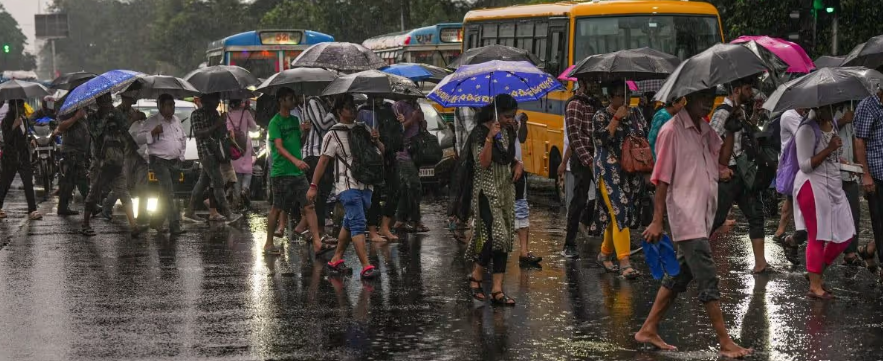 ফের নিম্নচাপের চোখ রাঙানি! বঙ্গে ভারী বৃষ্টির অ্যালার্ট কোন কোন জেলায়?