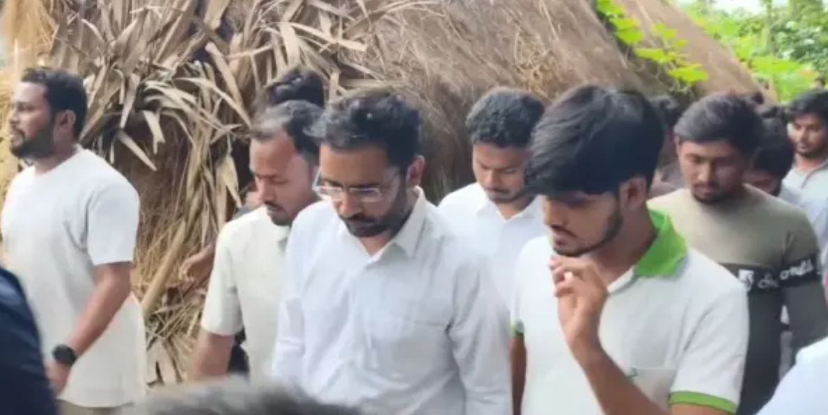 বাবাকে হারিয়েও টাকার দাবি নয়! ভাল স্কুল আর বিচারের দাবিতে CJP-র কড়া হুঁশিয়ারি বাবাকে হারিয়েও টাকার দাবি নয়! ভাল স্কুল আর বিচারের দাবিতে CJP-র কড়া হুঁশিয়ারি