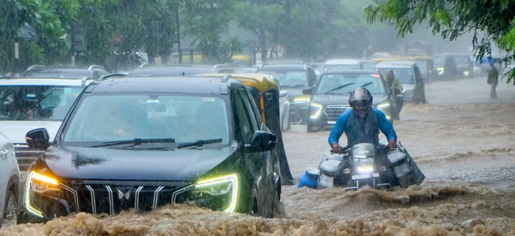 টানা বৃষ্টিতে ভাসছে বাংলা, প্লাবনের আশঙ্কায় একাধিক জেলা! দুর্যোগ মিটবে কবে?