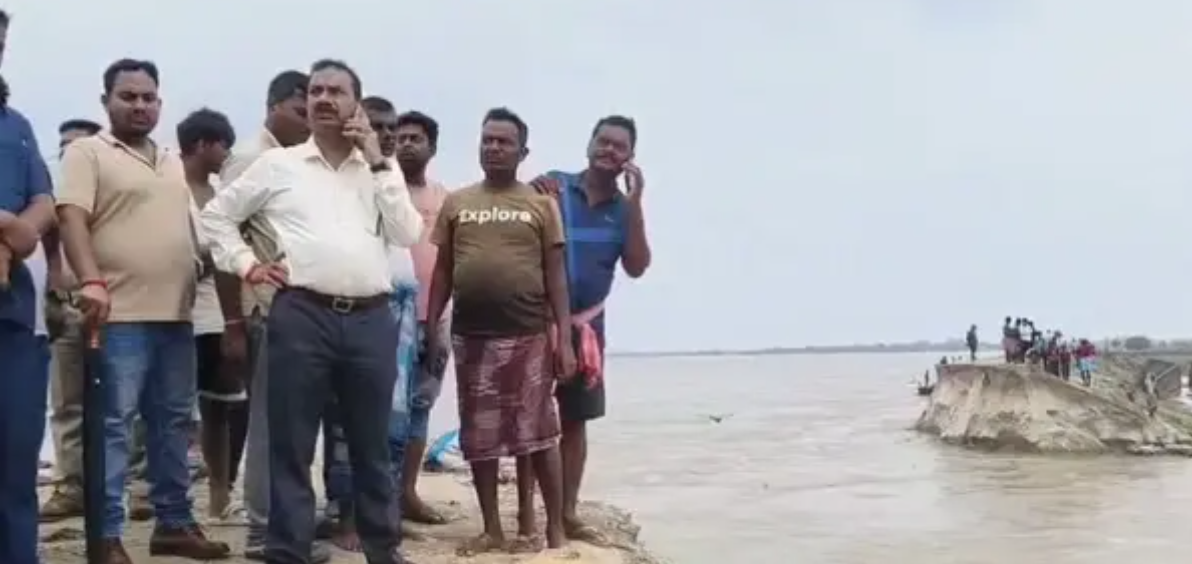 ১৪ কোটির বাঁধ এক নিমেষে ছারখার! গঙ্গার তোড়ে জল ঢুকতেই ভূতনীতে প্লাবনের হাহাকার ১৪ কোটির বাঁধ এক নিমেষে ছারখার! গঙ্গার তোড়ে জল ঢুকতেই ভূতনীতে প্লাবনের হাহাকার