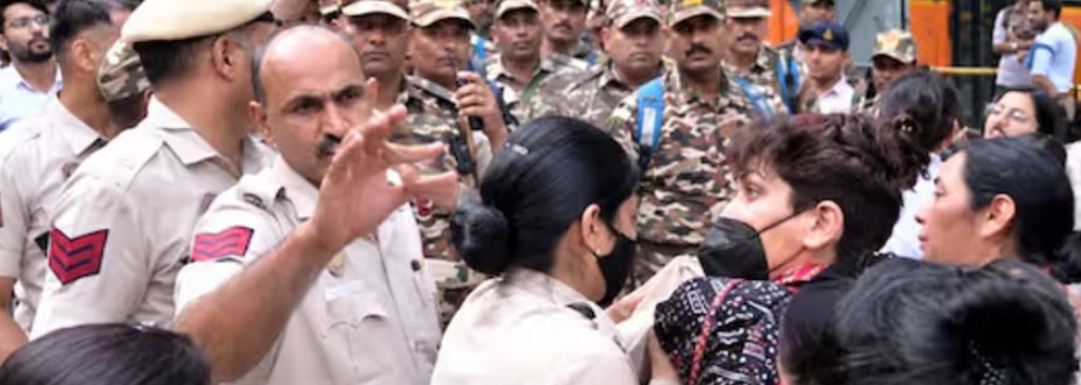 বিক্ষোভের উত্তাপ দিল্লিতে! যন্তর মন্তর অভিযানে ককরোচরা, পুলিশের হাতে আটক ধ্রুব রাঠি?