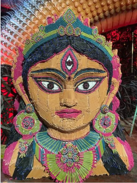 ১৩ হাজার পেন দিয়ে তৈরি আড়াইশো কেজি ওজনের দুর্গা প্রতিমা, কীভাবে সম্ভব দেখুন