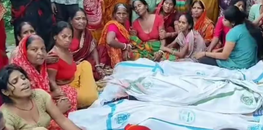 একই পরিবারের ১৩ শিশুর সলিলসমাধি! চোখের জলে ভাসছে রাঘোপুর, মাঝগঙ্গায় এই নৌকাডুবি কীভাবে ঘটল? একই পরিবারের ১৩ শিশুর সলিলসমাধি! চোখের জলে ভাসছে রাঘোপুর, মাঝগঙ্গায় এই নৌকাডুবি কীভাবে ঘটল?